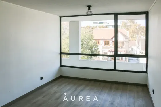 Luminosa Oficina Providencia, 2 Privados, Hall, 1 Baño