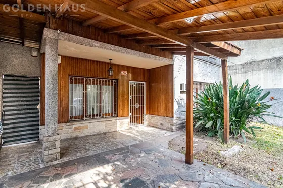 Casa En 3 Ambientes En Lote Propio Con Gran Parque Con Posibilidad De Ampliación En Ramos Mejía