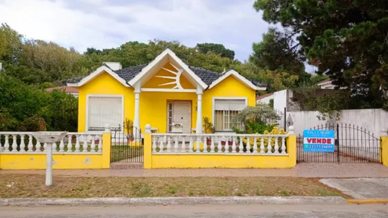 Vendo Casa Chalet Con Garaje Quincho Y Depto Monoambiente, Gas Natural A Tres Cuadras Del Mar