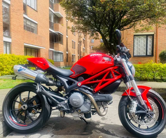 Vendo Ducati Monster  796,modelo 2013 Motor: 820 Abs: Si Kil