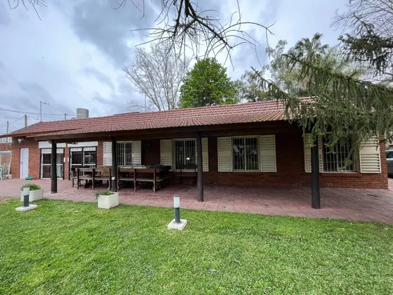 Casa En Venta - 4 Dormitorios 3 Baños - 2.700mts2 - Moreno
