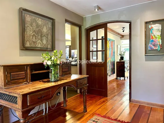 Casa En Venta Remodelada De 4 Dorm. En Pasaje Lo Barnechea