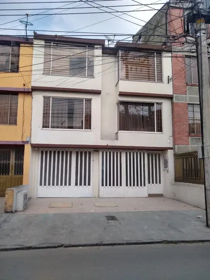 Casa De Tres Pisos Barrio Engativa Mas Bodega