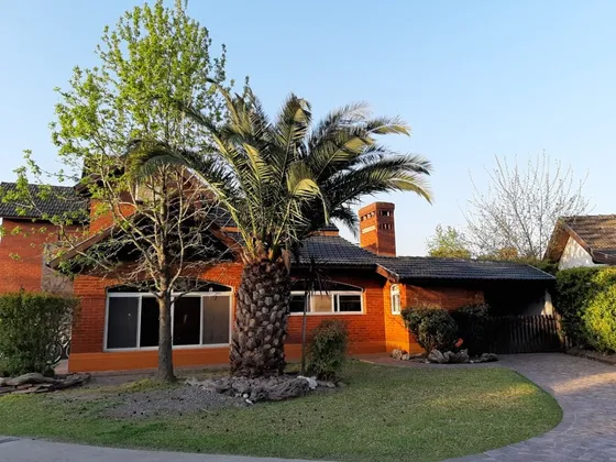 Venta Casa Campos De Echeverría. Piscina, Quincho Cubierto, Se Toma Propiedad En Parte De Pago