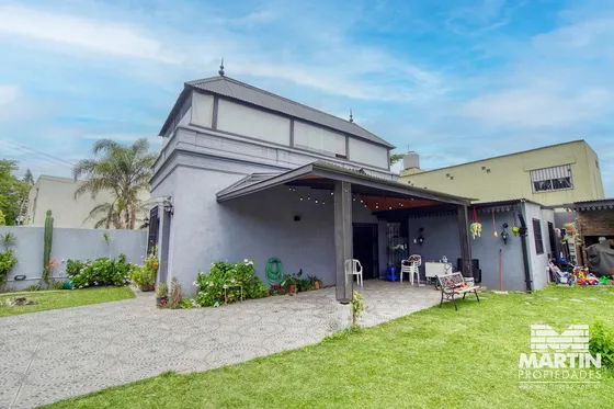 Muy Lindo Y Original Chalet, Sobre Lote De 310 M2.