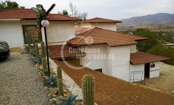 Casa En Venta De 6 Dorm. En Curacaví