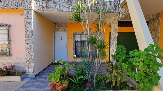 Casa En  Ituzaigo 4 Ambientes Gran Lote Jardin Frente Fondo Galpon Y Quincho Cerrado