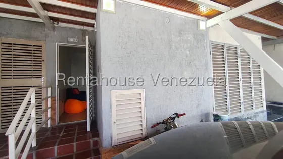 Comoda Y Acogedora Casa De Dos Niveles En Venta Urbanismo Privado Avenida Ribereña Cabudare As-sp 27-5165