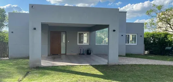Casa En Venta - 3 Dormitorios 2 Baños - 820mts2 - Pilar Del Este