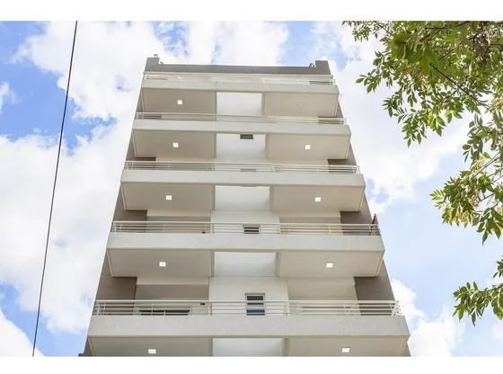 Semipiso 2 Amb. 1º Piso Con Patioa Metros De Rivadavia Excelente Zona