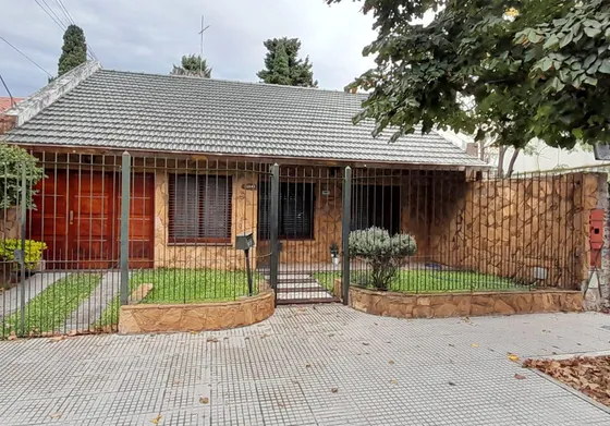 Venta De Casa 5 Ambientes Con Cochera Y Jardín En Versalles