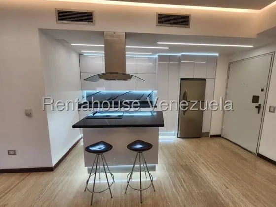 Mls #25-11385 Encantador Apartamento Remodelado Con Espectacular Vista Al Ávila.   Mr
