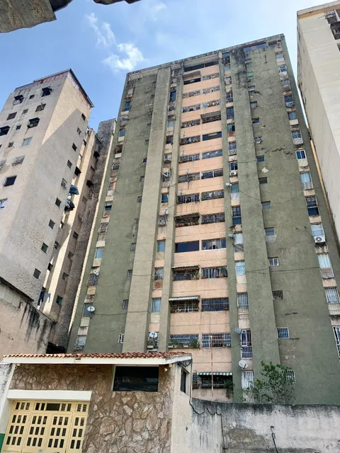 Cómodo Y Bonito Apartamento, Ubicado En Altagracia. Cerca A La Cota Mil Y Av. Baralt 