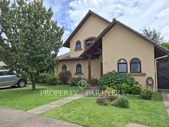 Linda Casa En Exclusivo Condominio