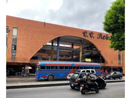 Local Comercial En Avenida Lara Valencia