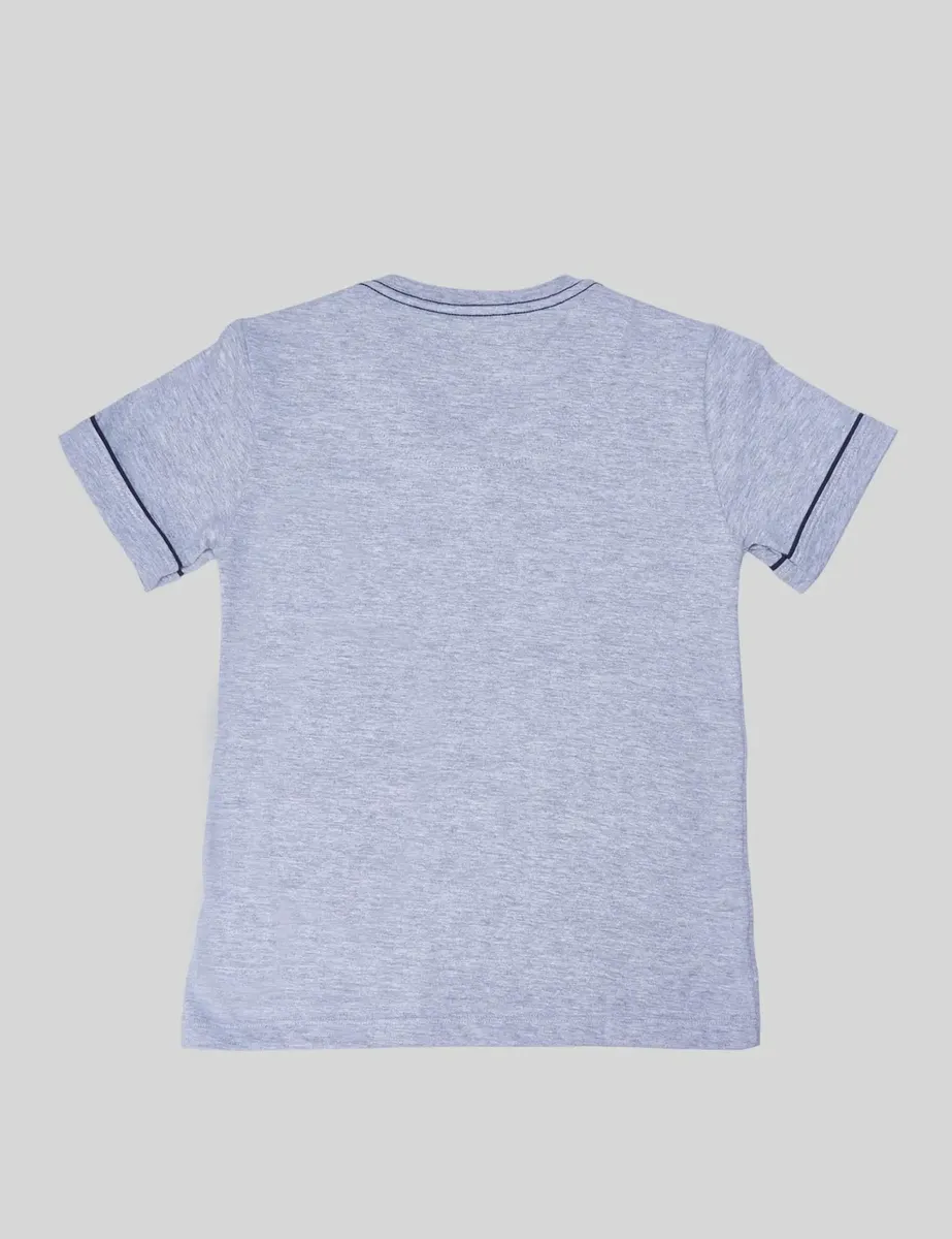 Parte de trás da camiseta infantil Lupo cinza mescla de gola V, com detalhes em costura escura no ombro, vista em fundo neutro.