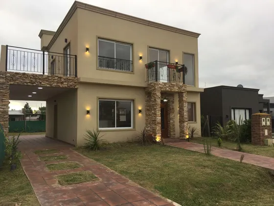 Casa En Venta 3amb - C/ Parrilla - Barrio Laguna Azul