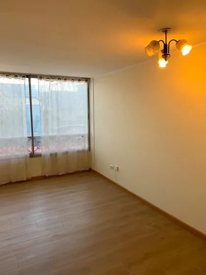 Excelente Departamento Pasos Metro Santa Ana