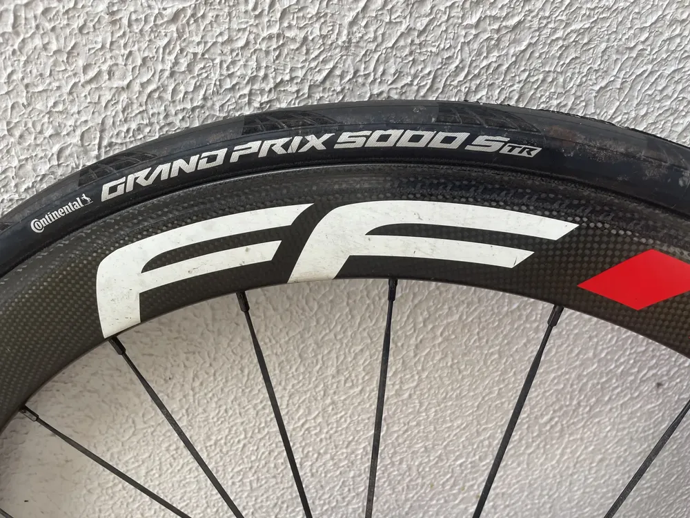 Pneu Continental Grand Prix 5000 700x25 S Tr Tubeless 220tpi Cor