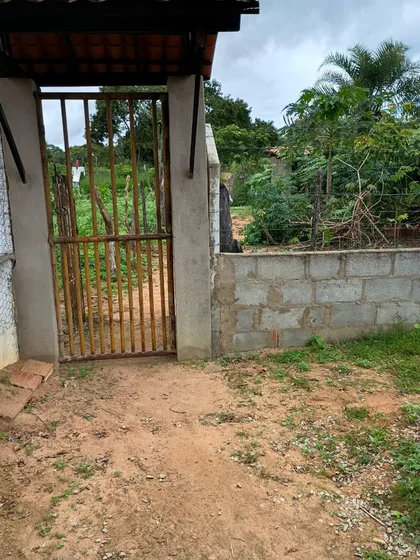 Chácara Com Casa Três Quartos Sala De Estar Cozinha E Dois B