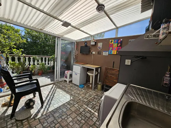 Triplex De 4 Ambientes Con Cochera En Venta