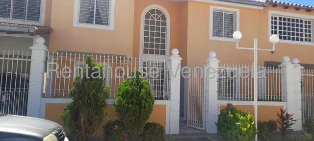 Amplia Y Hermosa Casa En Venta. Urb. Vista Linda.