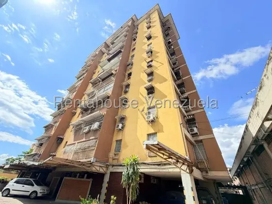 Penthouse En Venta En Urbanización El Centro. Amplio. Pozo De Agua. Terraza 27-5356 Hp