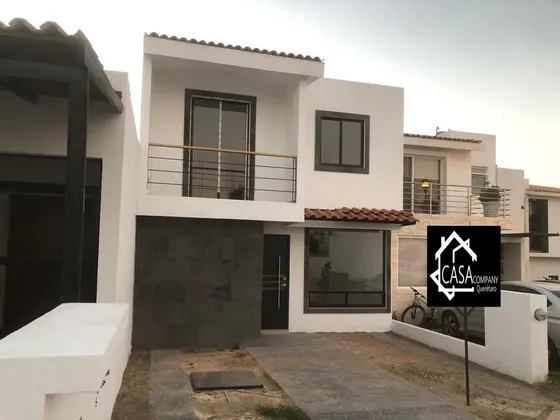 Se Vende Casa En Pedregal De Schoenstatt, Jardín, 4 Recamaras, Una En Pb, Lujo.-