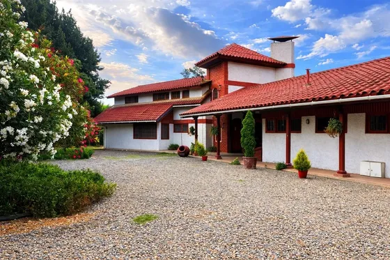 Casa En Venta De 6 Dorm. En Limache