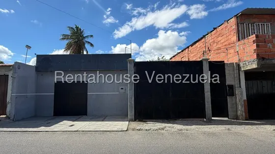 Casa En Venta Barquisimeto Zona Centro 3 Habitaciones 2 Baños 2 Puestos Cubiertos Agua Constante Sin Cortes Electricos Local Comercial - Eduardo Nunes B6-ba79b