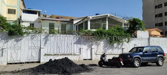 Amplia Casa Comercial En Venta 23-5761 En El Paraíso