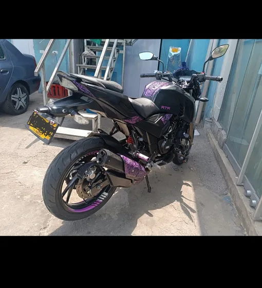 Apache 200 Modelo 2020, Negra, Luz Led Delantera.
