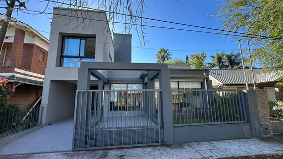 Venta De Casa Frente A La Laguna De Chascomus