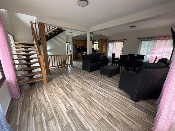 Villa En Venta En Jarabacoa, Totalmente Amueblada, Con Amplia Area Social, Vista Despejada Al Rio 
