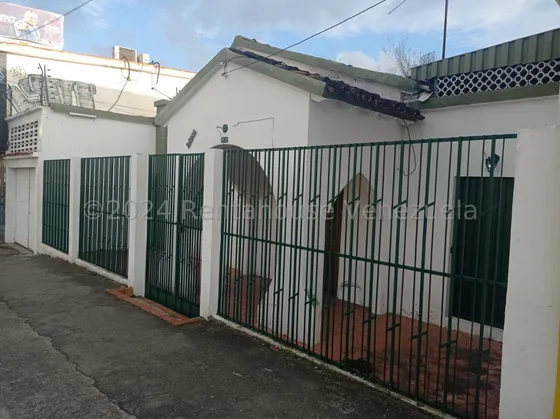 Raiza Suárez Vende De Oportunidad Terreno Propio Ubicado En El Centro De Barquisimeto 2 5 9 1 2 De 349m2 Posee De Construcción 7 Habitaciones, 2 Baños, Paredes De Bloques Rojos, Pisos De Cerámica