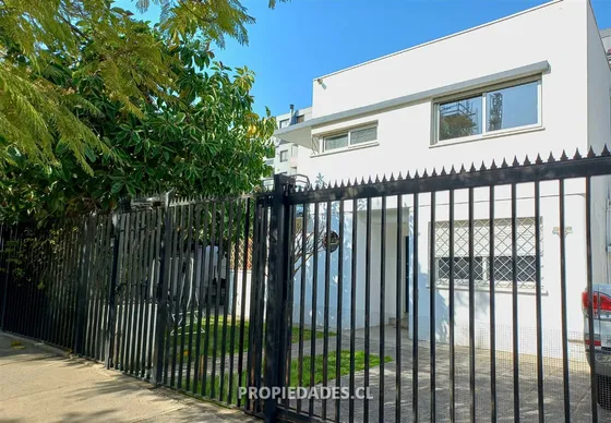 Casa En Venta De 5 Dorm. En Ñuñoa Impecable