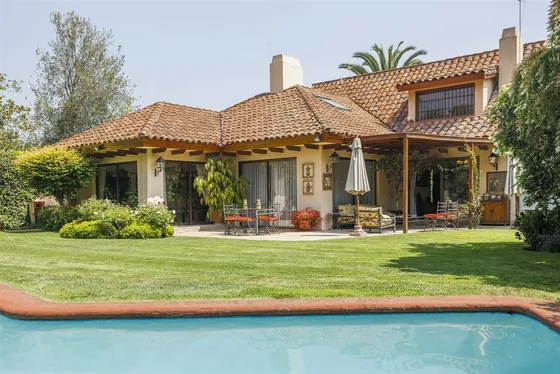 Casa En Venta De 5 Dorm., Los Dominicos, Plaza Las Condesas