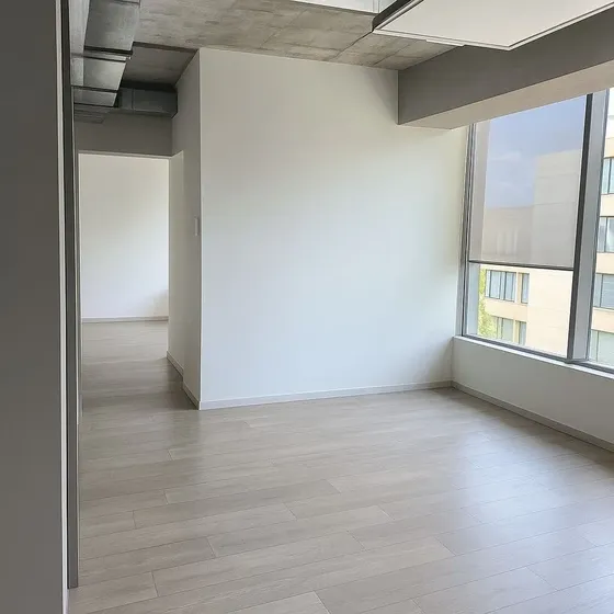 Moderna Oficina Clinica Alemana / Mall Plaza Egaña