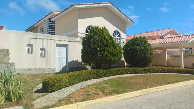 Amplia Casa En Obra Gris, Costa Esmeralda, Los Robles