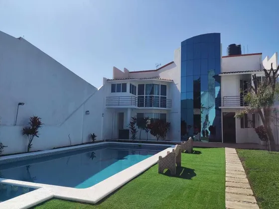 Residencia Con Hermosa Alberca Y Jacuzzi , De 5 Recámaras