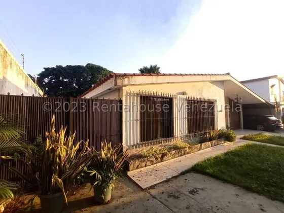 Traigo Para Ti Amplia, Cómoda Y Remodelada Casa De 665 Mts2 De Terreno De Un Solo Nivel Ubicada En Trigal Sur, Con 5 Habitaciones Y 3 Baños, Cocina Actualizada Y Cuenta Con Espacio Para 8 Vehiculos
