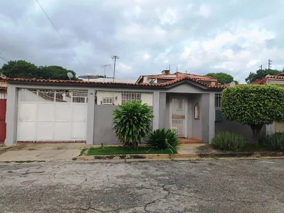 Venta Casa En Urb. Los Caobos, Valencia.