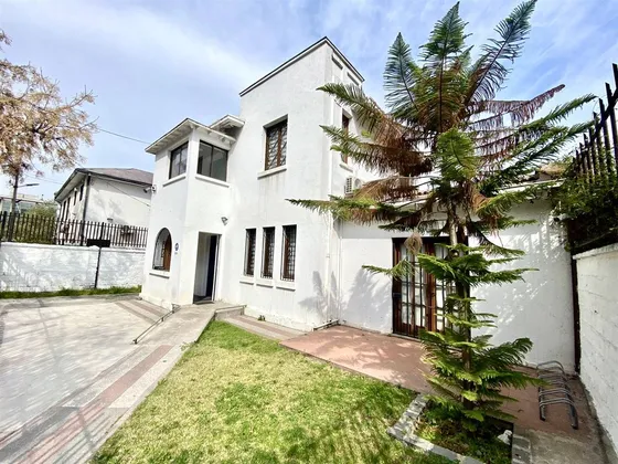 Casa En Venta De 6 Dorm. En Ñuñoa