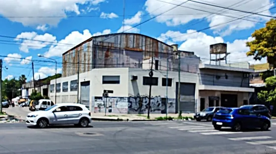 Excelente Galpon Sobre Avenida, Doble Entrada. 400 M2 En Planta Baja.