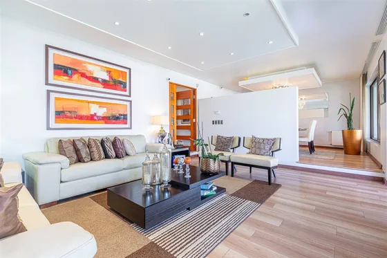 Casa En Venta De 5 Dorm. En Las Condes