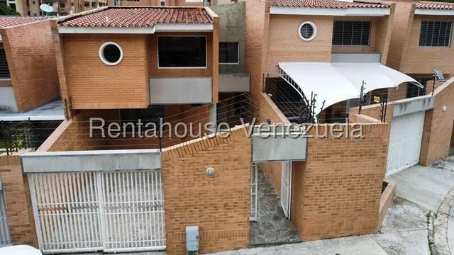 Ab Excelente Ubicacion, Rentahouse Ofrece En Venta. Cómoda Y Remodelada Townhouse, En Calle Cerrada, Con Doble Portón.   Trigaleña Valencia