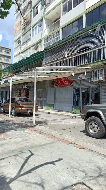 Se Alquila Local Comercial En La Av. Victoria, Excelente Ubicación, Con Alto Transito. (a.p)
