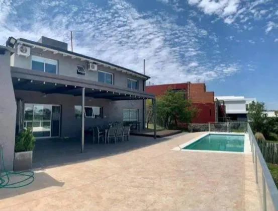 Casa En Venta - 3 Dormitorios 2 Baños - 1.000mts2 - Córdoba