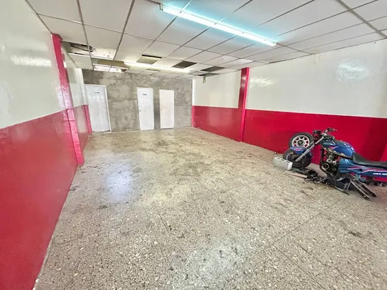 #*25-12258 Este Local Comercial En Venta, 159.30m2, Se Beneficia De Un Alto Flujo De Personas, Lo Que Potencia Su Visibilidad Y Atractivo Para Potenciales Clientes. Adelaida Armeya