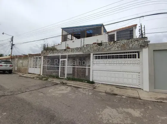 Venta De Bella , Cómoda , Amplia Casa En Turmero Gbf 25-15289